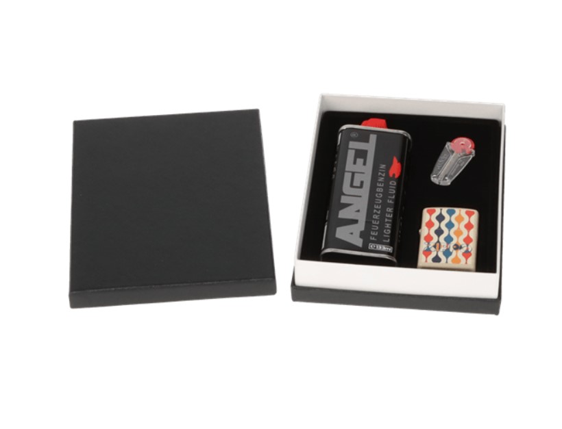 Zippo ajándék szett – Retro mintás dizájnú benzines öngyújtó, 125 ml benzin és tűzkő készlet díszdobozban
